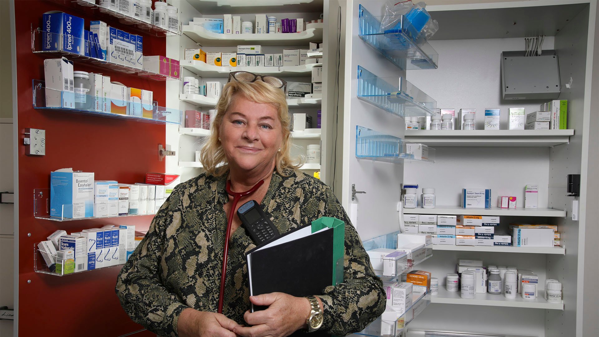 Sjuksköterska framför medicinskåp